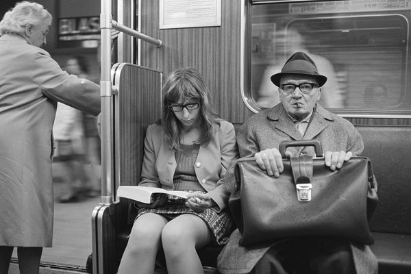 Oswald Kettenberger, Berlin: Lesende Frau und rauchender Mann in der U-Bahn, 1970er-Jahre