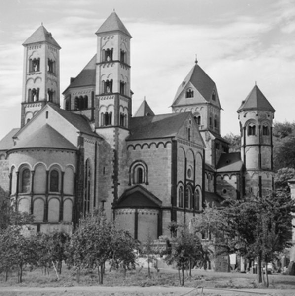 Oswald Kettenberger, Blick auf die Nordostfassade der Abteikirche, o. D.