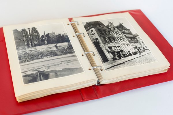 Blick ins Fotoalbum von Josef Remus, Original im NS-Dokumentationszentrum der Stadt Köln. Foto: Nina Gschlößl