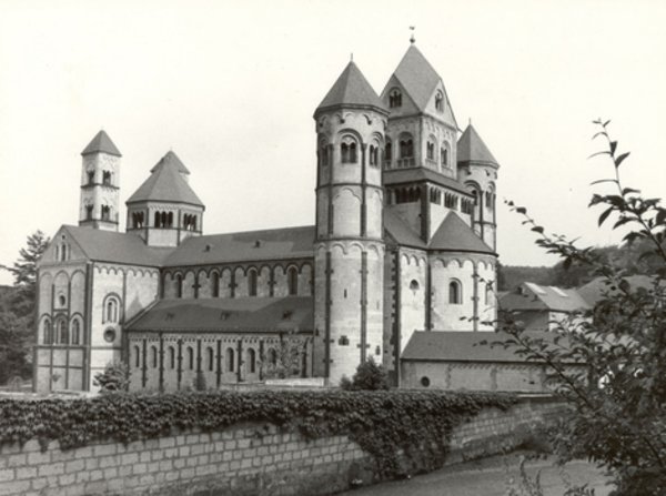 Oswald Kettenberger, Blick auf die Südostfassade der Abteikirche, o. D.