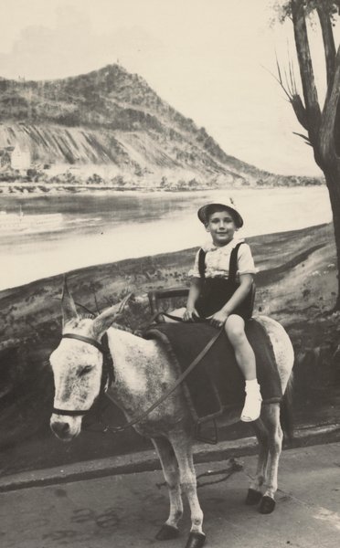 Auf einem Esel am Drachenfels, 1960.