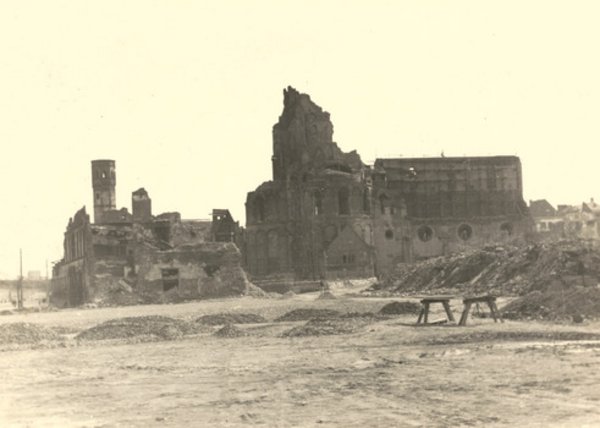 Josef Remus, Kriegszerstörtes Stapelhaus und Groß St. Martin, um 1950