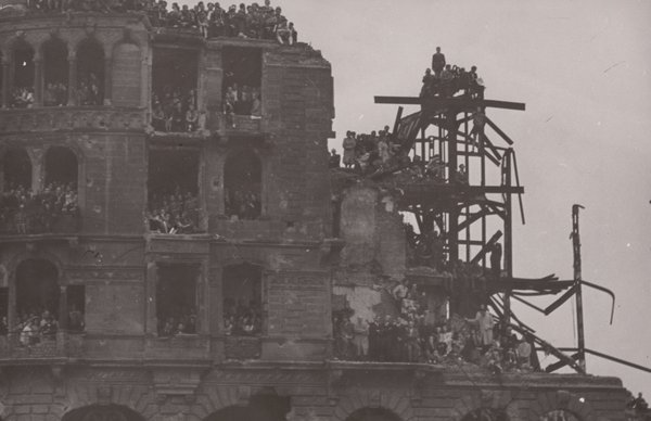 Zuschauer der Prozession in einer Hausruine. 15. August 1948