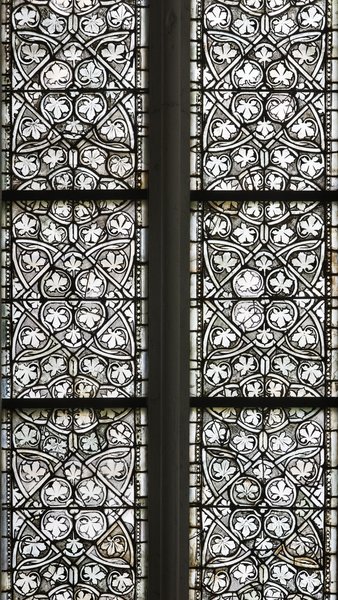 Altenberger Dom: Scheitelkapelle des Chorumgangs, Nordostfenster mit Weinlaub.