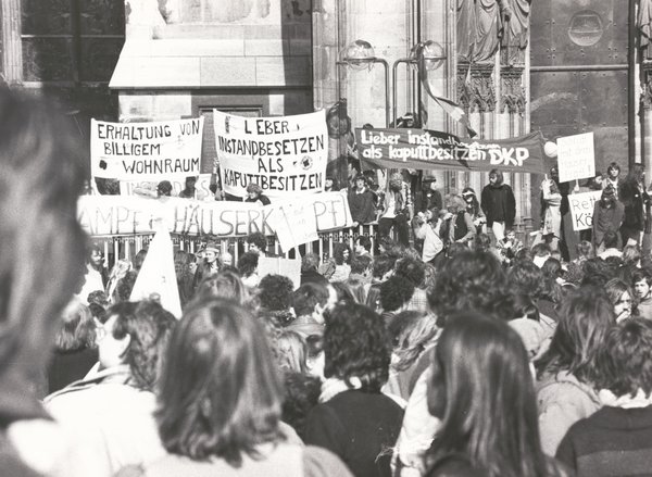 Protest für die Erhaltung von günstigem Wohnraum vor dem Dom, 1981