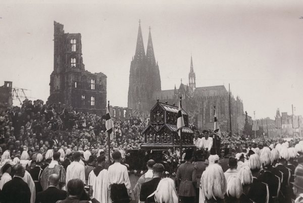 Der Dreikönigenschrein bei der [Schrein]prozession am Alter Markt vorm Rathausturm und dem Kölner Dom, 15. August 1948