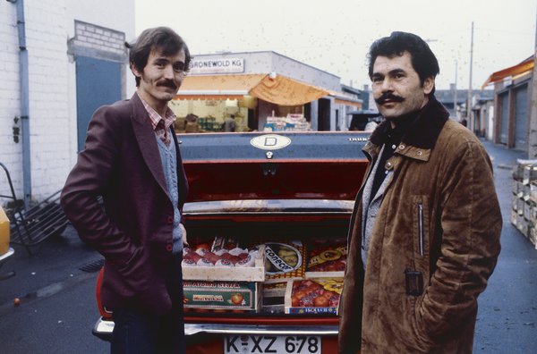 Christel Fomm, Türkische Kölner bei Einkauf auf dem Wilhelmplatz in Nippes, 1971