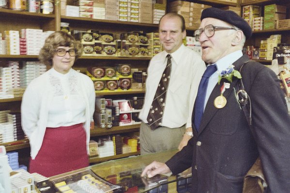 Christel Fomm, Kill Eichmeier mit Verkäufern in einem Tabakladen, 1979 